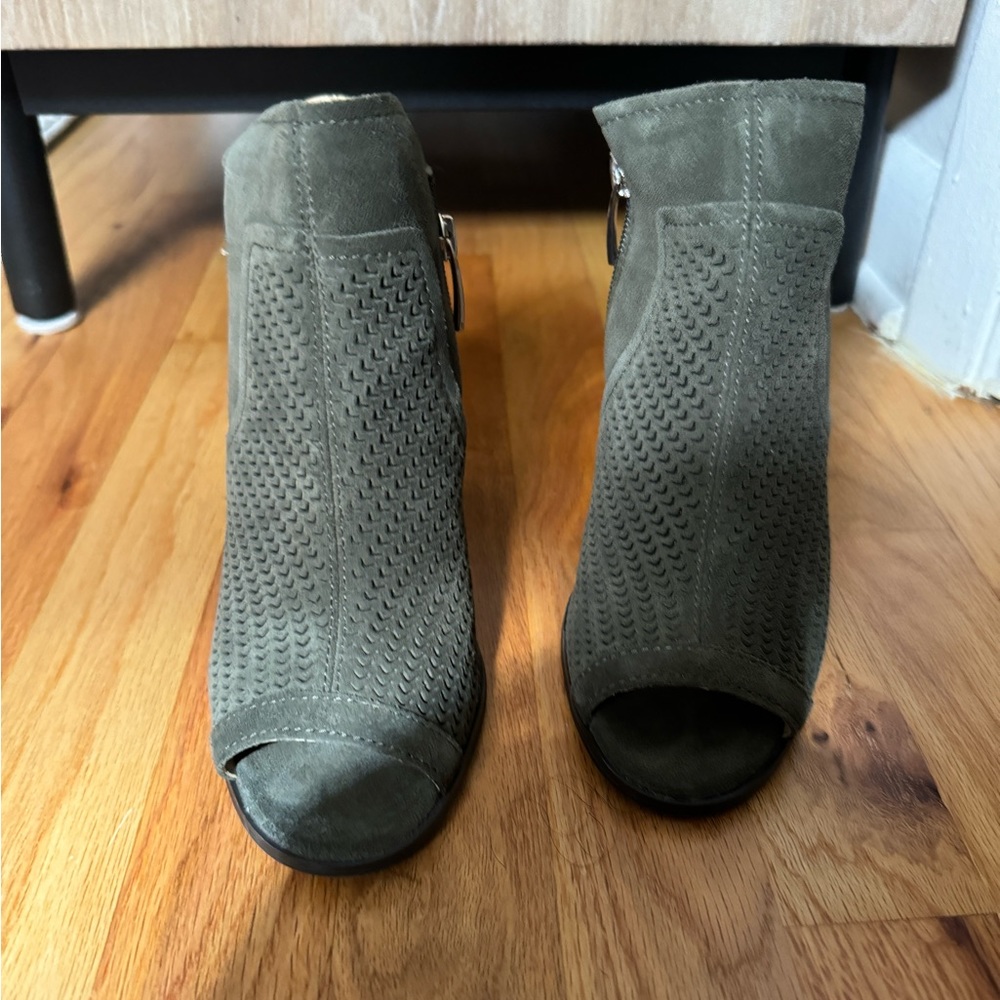 Essex Lane NWOT olive ankle booties size 6 - Picture 10 of 10